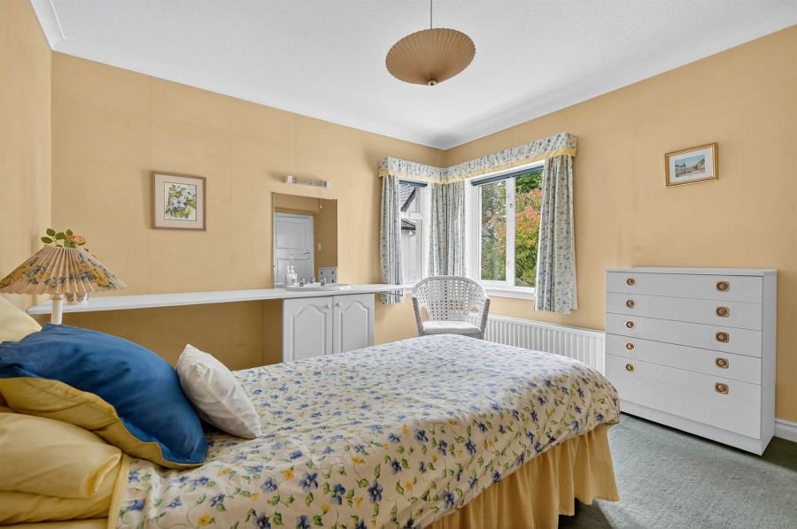 12 Broomhill Park