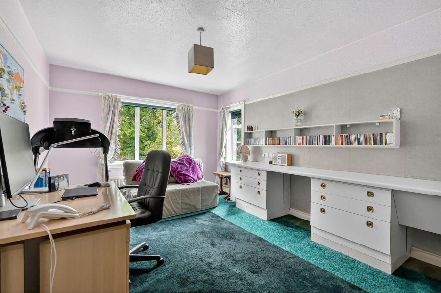 12 Broomhill Park