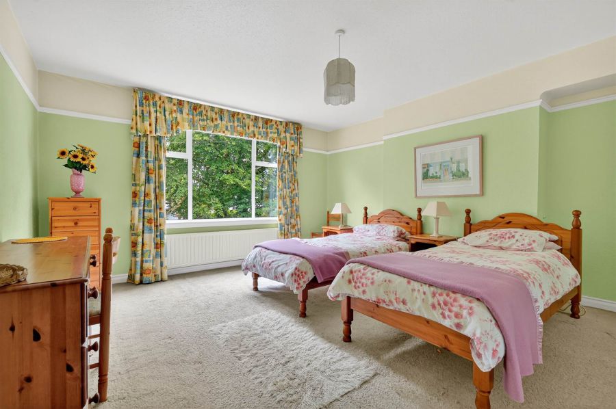 12 Broomhill Park