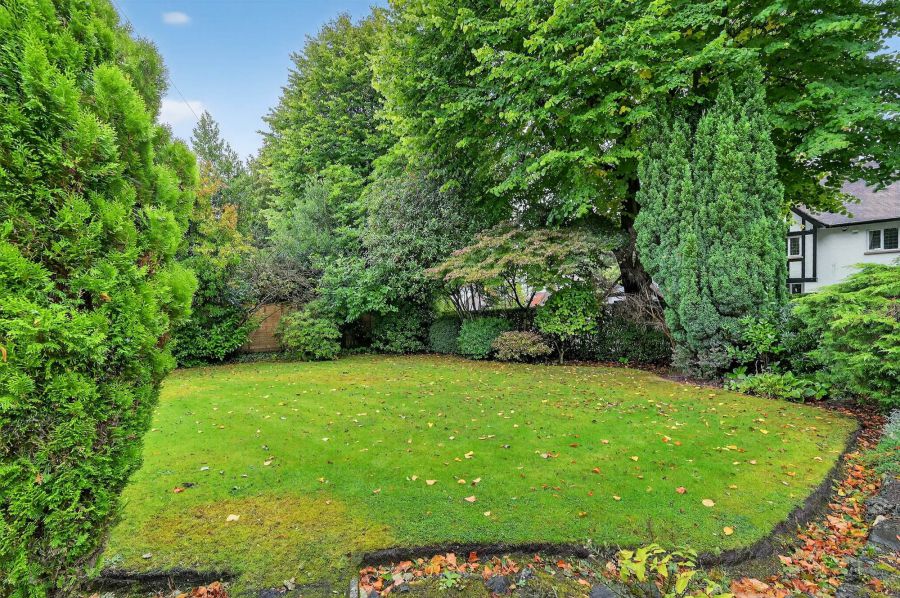 12 Broomhill Park