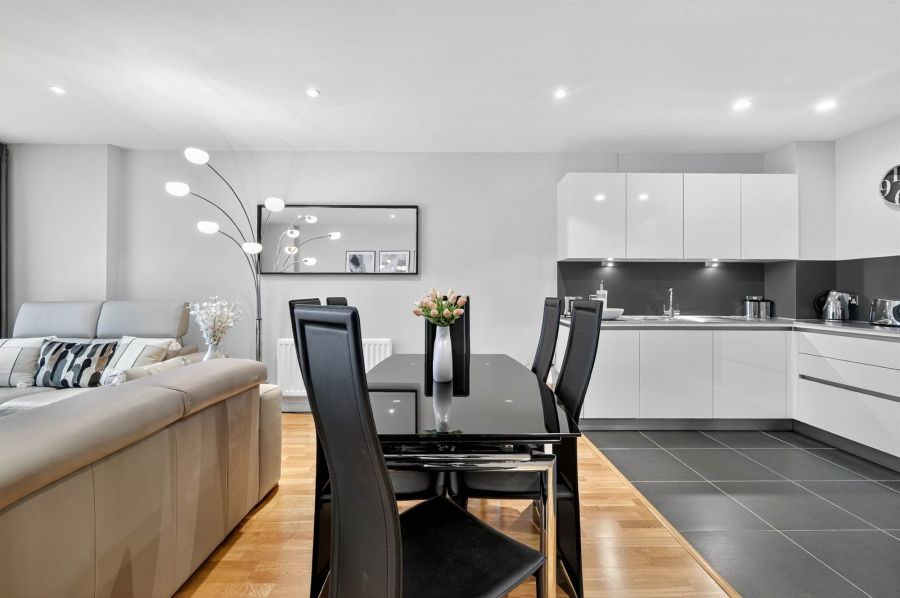 Apt 10 Stratfield House