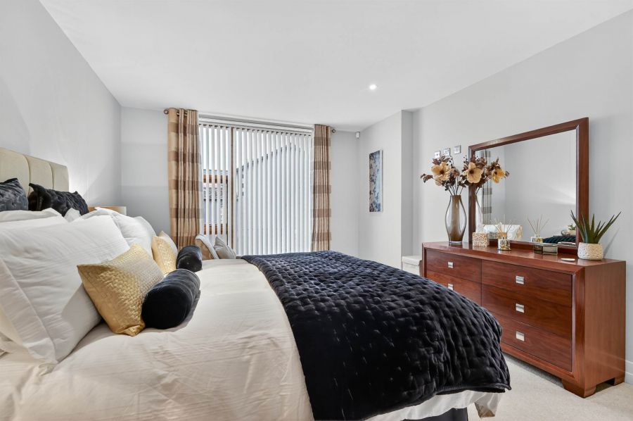 Apt 10 Stratfield House