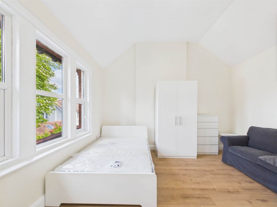 Apt 2 50 Myrtlefield Park