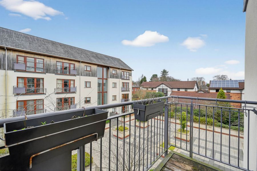 Apartment B8 Malone Square