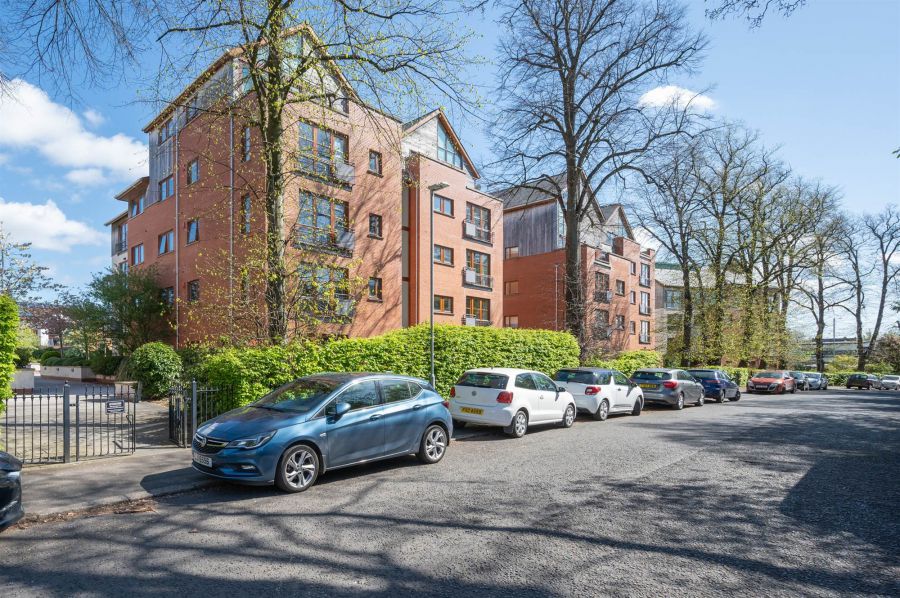 Apartment B8 Malone Square