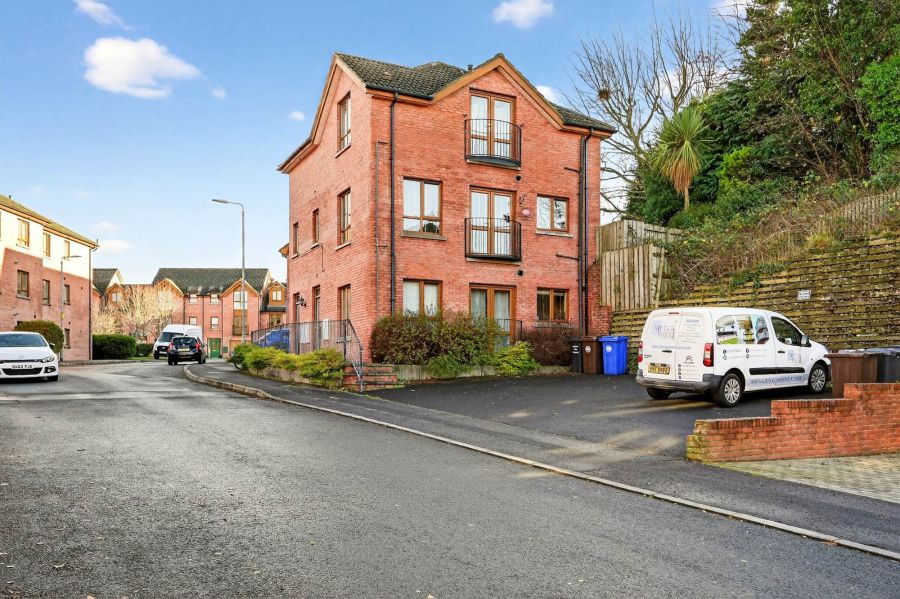 Apt 2, 21 Annadale Green