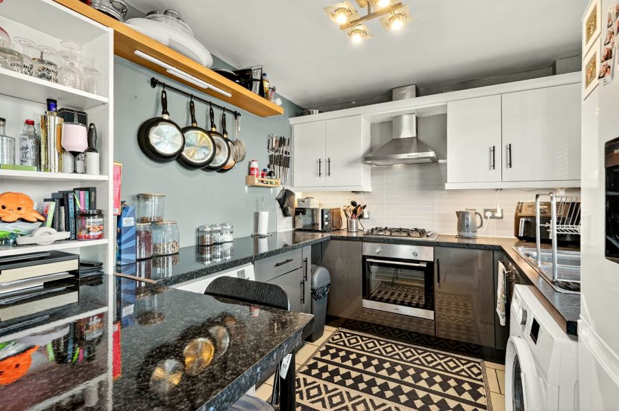 Apt 2, 21 Annadale Green