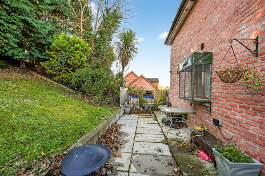 Apt 2, 21 Annadale Green