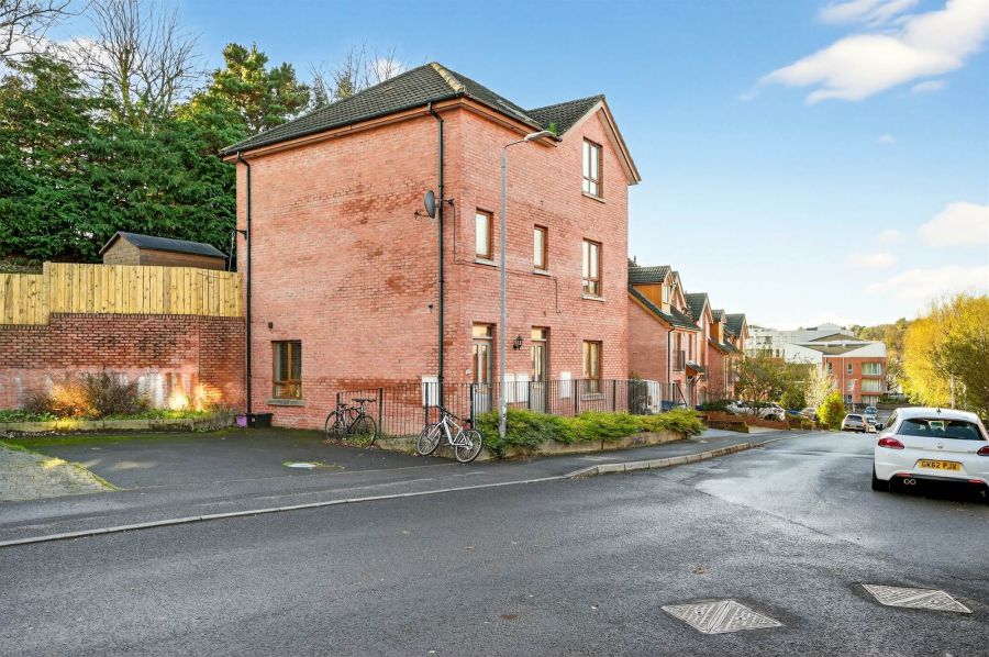 Apt 2, 21 Annadale Green