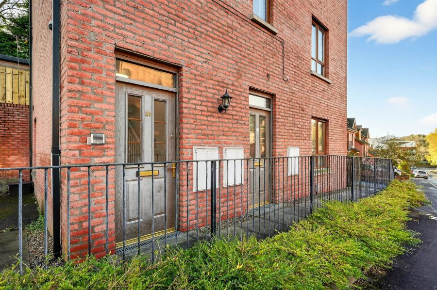 Apt 2, 21 Annadale Green