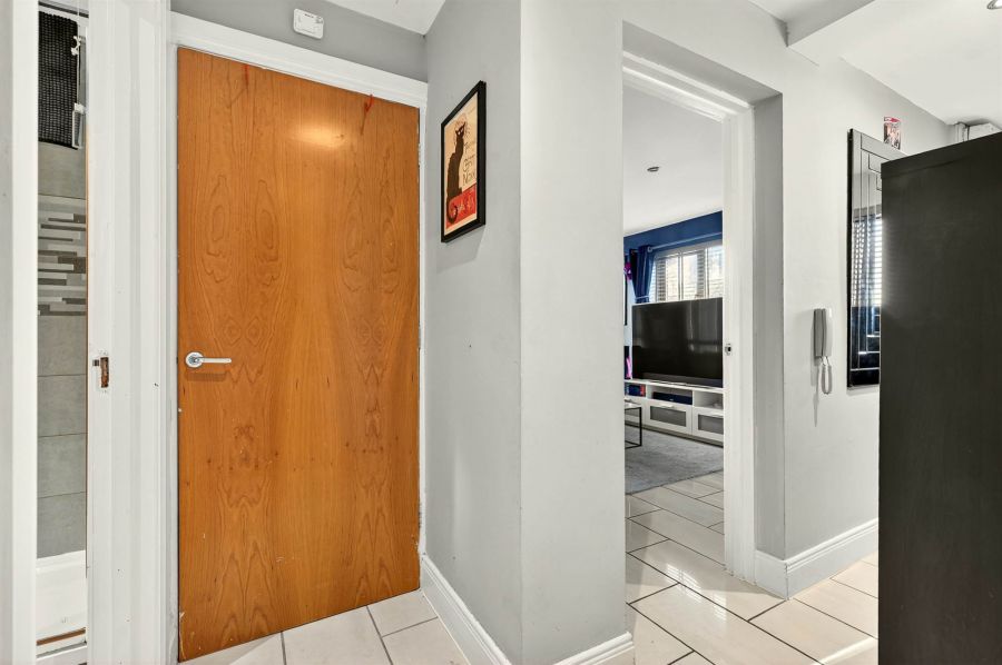 Apt 2, 21 Annadale Green