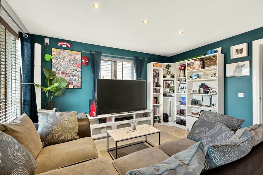 Apt 2, 21 Annadale Green