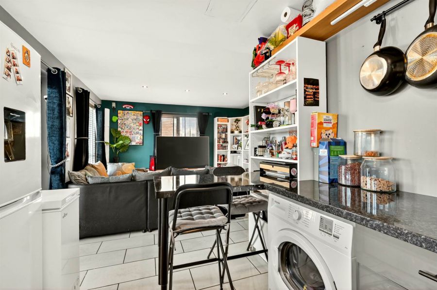 Apt 2, 21 Annadale Green