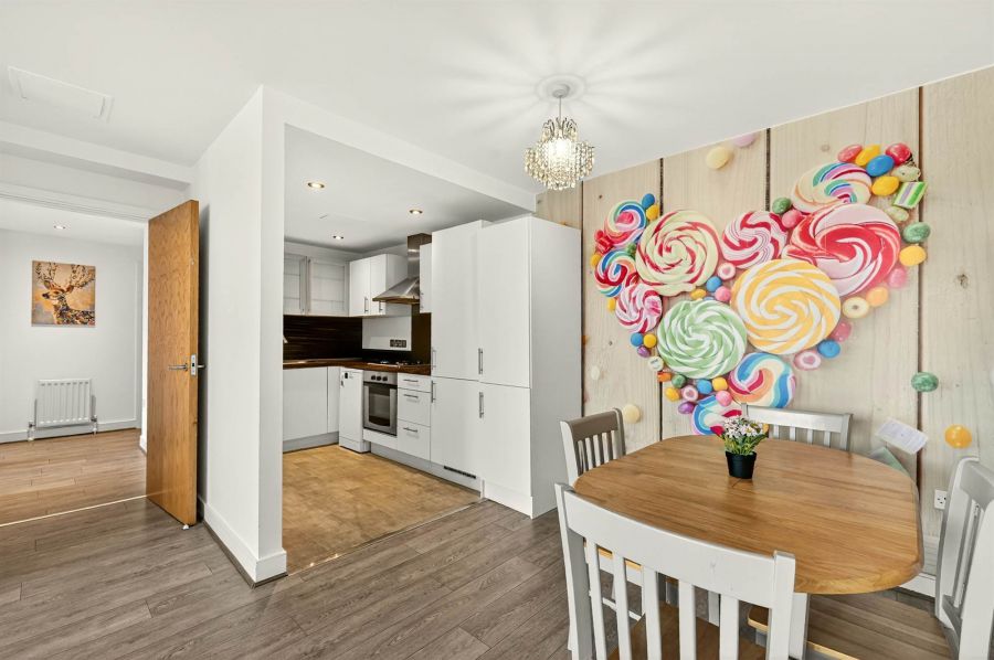 Apt 99 Victoria Place