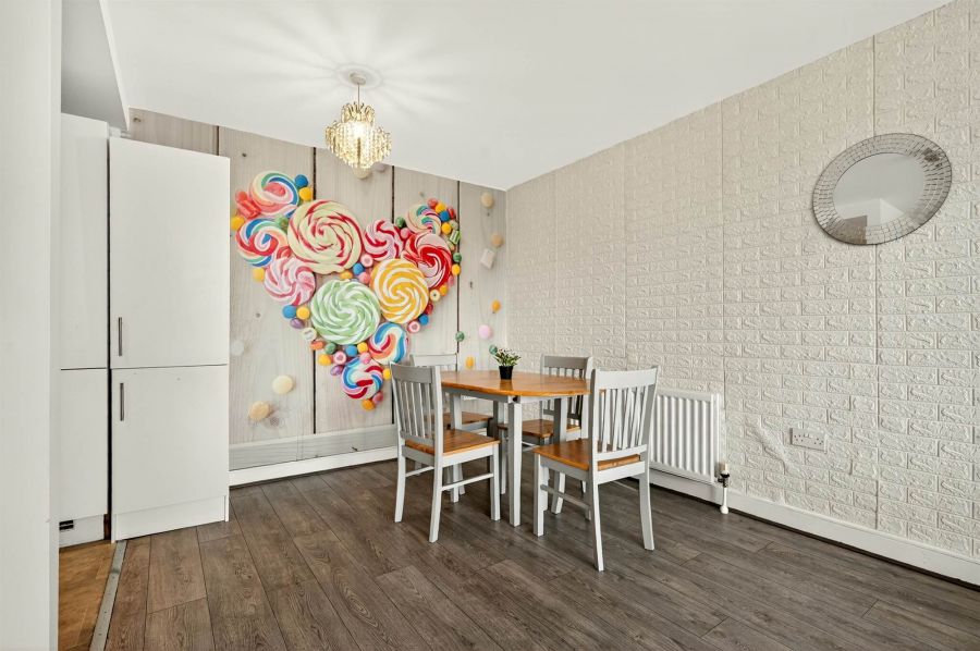 Apt 99 Victoria Place