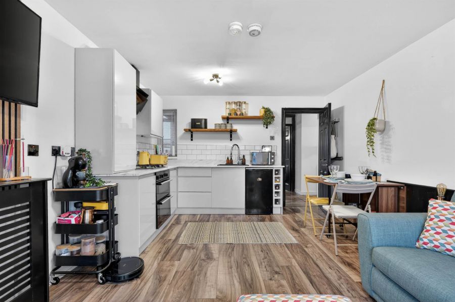 Apt 32 University Court