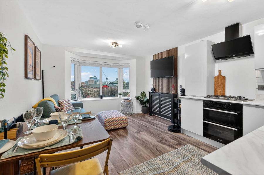 Apt 32 University Court