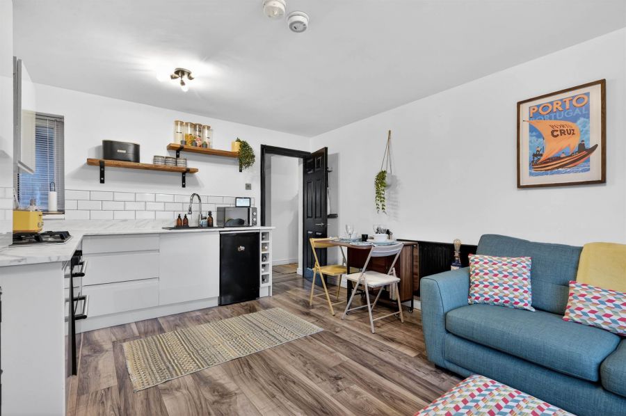 Apt 32 University Court