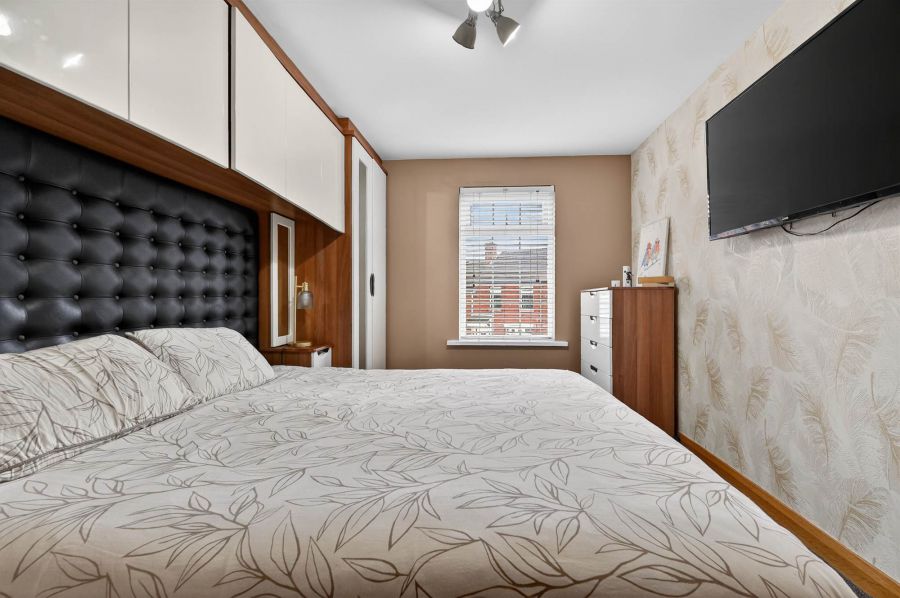 8 Barrington Gardens