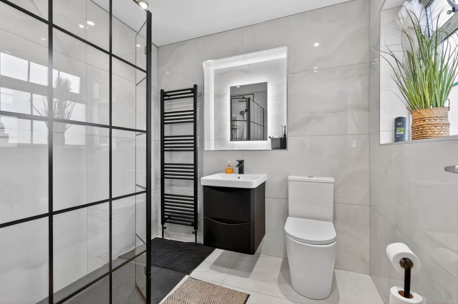 8 Barrington Gardens