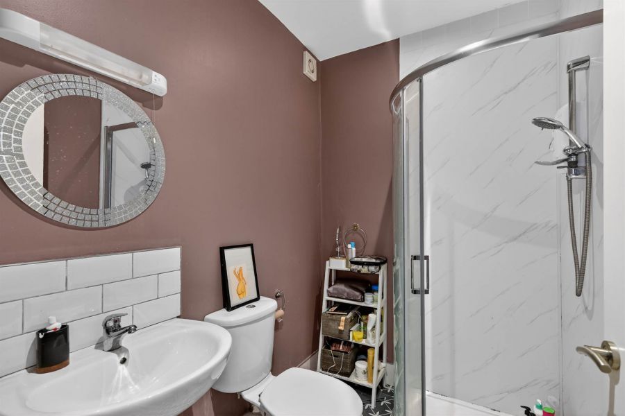 Apt 3 25-27 Dunluce Avenue