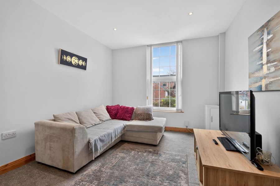 Apt 3 25-27 Dunluce Avenue