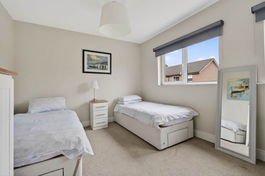 37 Oakleigh Park