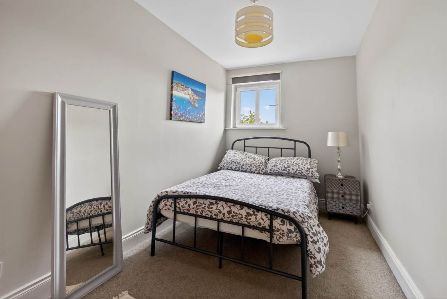 37 Oakleigh Park