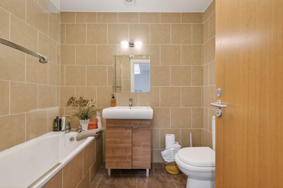 37 Oakleigh Park
