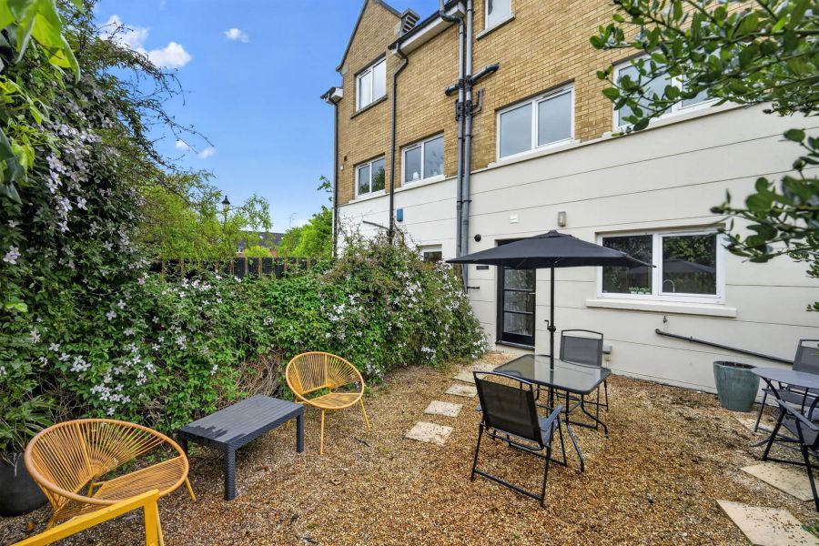 37 Oakleigh Park