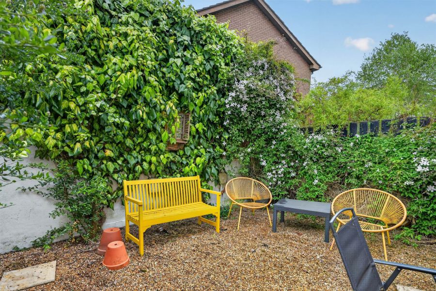 37 Oakleigh Park