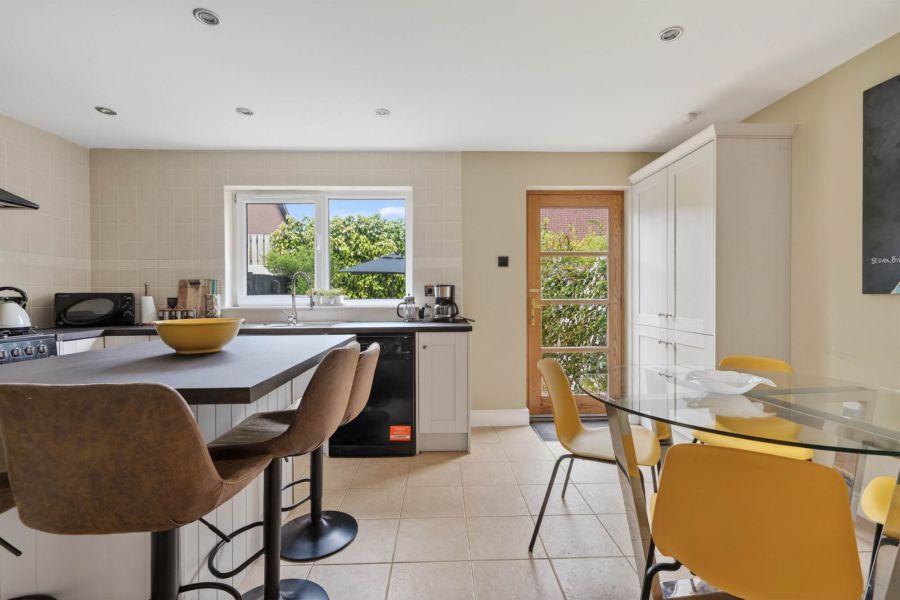 37 Oakleigh Park