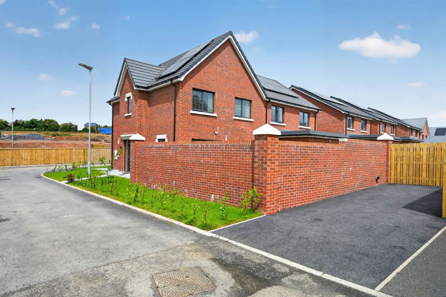 31 Baronsgrange Green