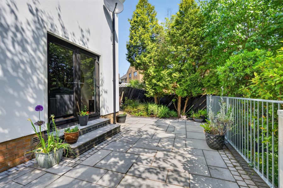 12 Royal Lodge Avenue