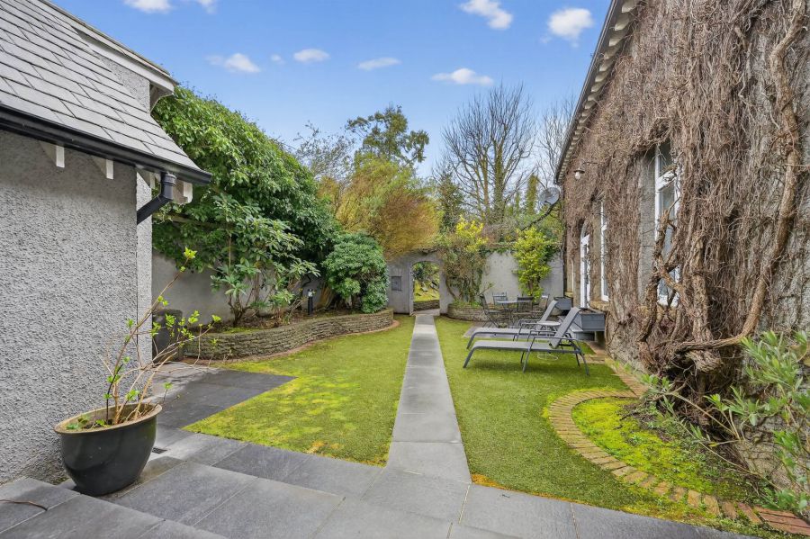 The Stables, 9 Deramore Park South