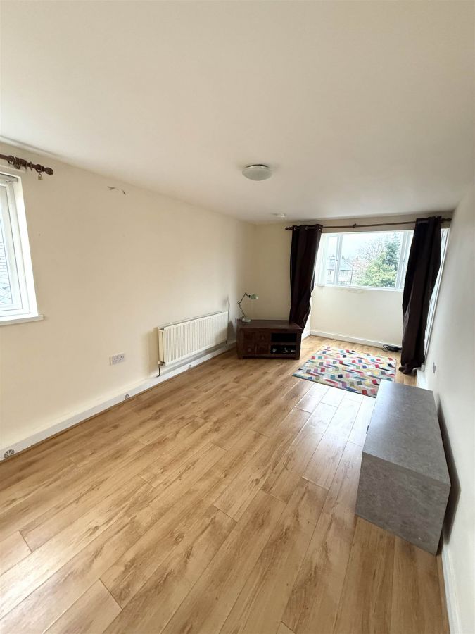 Apt 11 St Ives, Malone Avenue