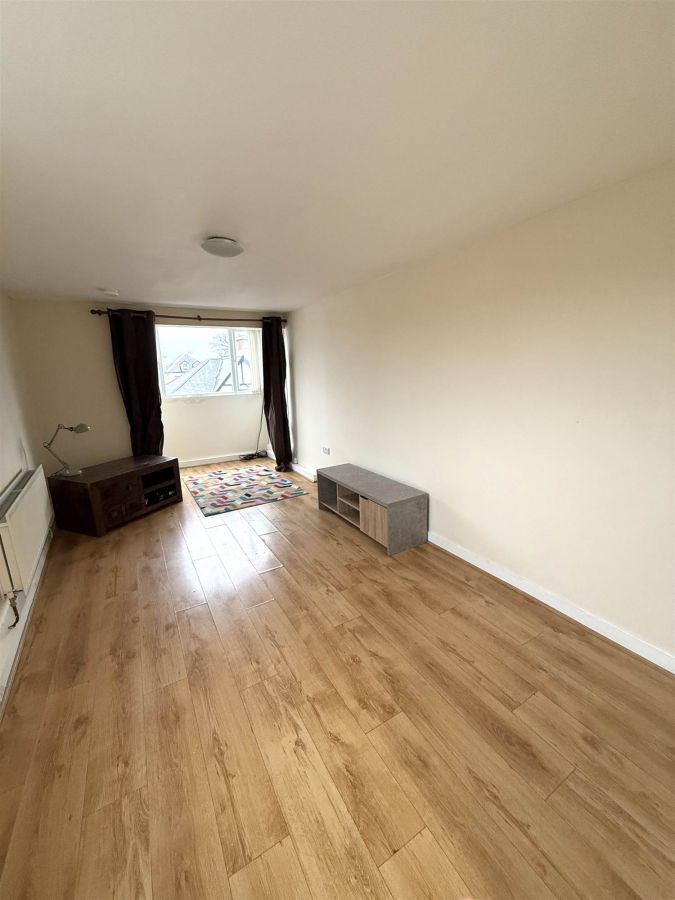 Apt 11 St Ives, Malone Avenue