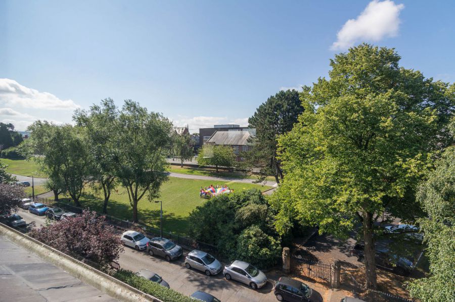 4, 19 College Gardens