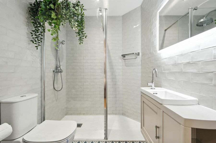 Apt 2 16 Deramore Park