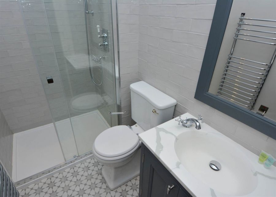 Apt 4 16 Upper Crescent