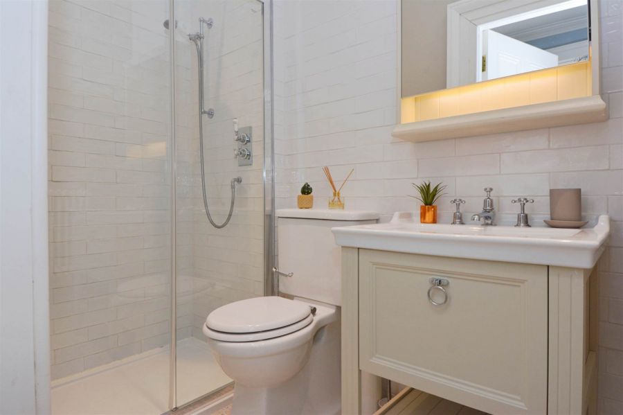 Apt 4 16 Upper Crescent