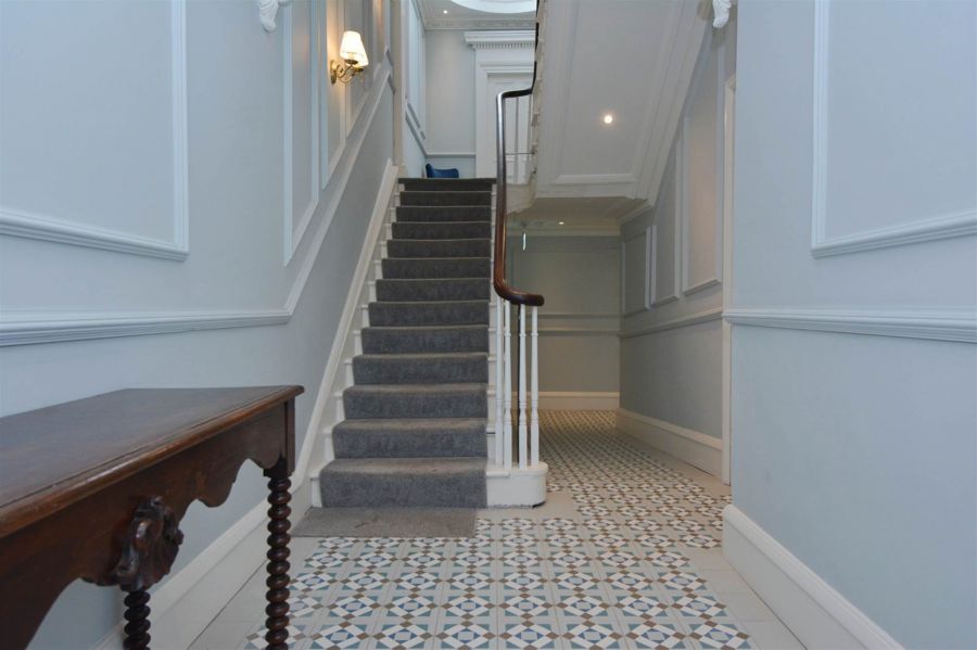 Apt 4 16 Upper Crescent