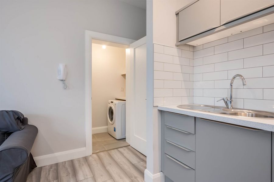 Apt 5 35 Wellington Park