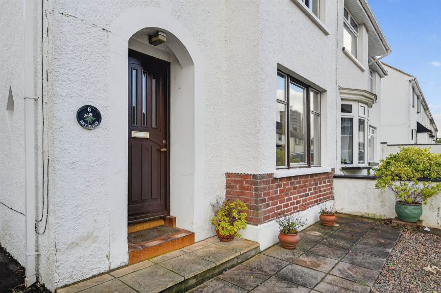 6 Locksley Parade