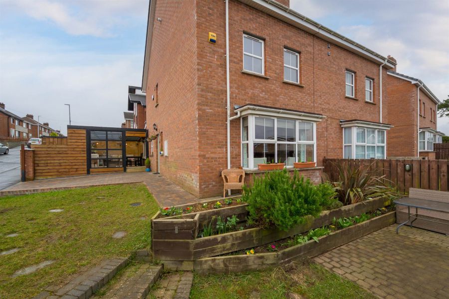 18A Cotswold Avenue