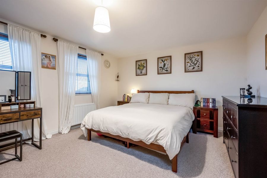 18A Cotswold Avenue