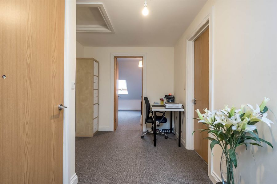 18A Cotswold Avenue