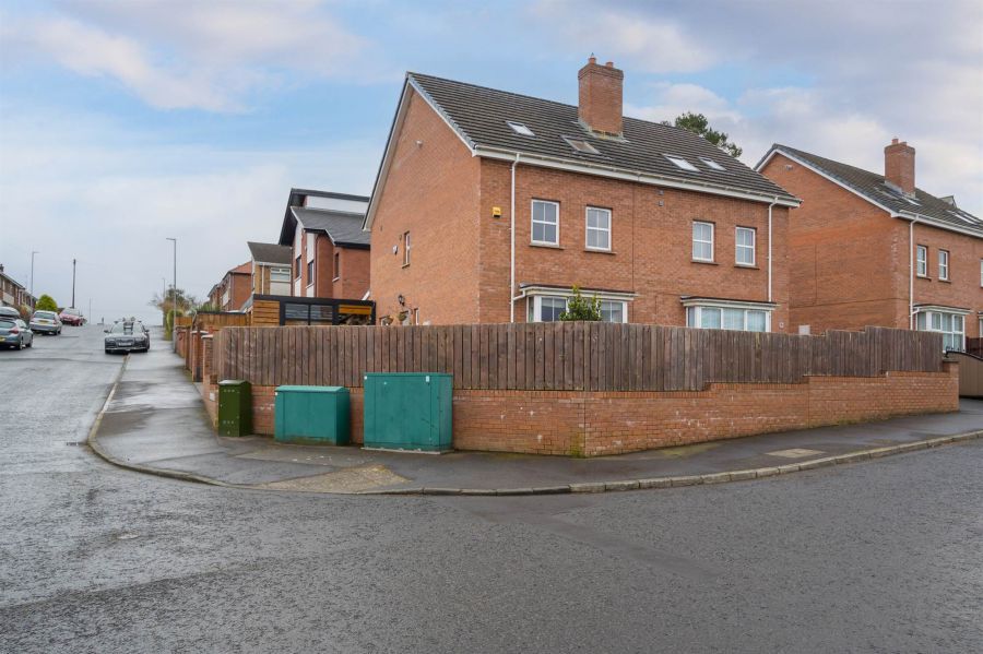 18A Cotswold Avenue