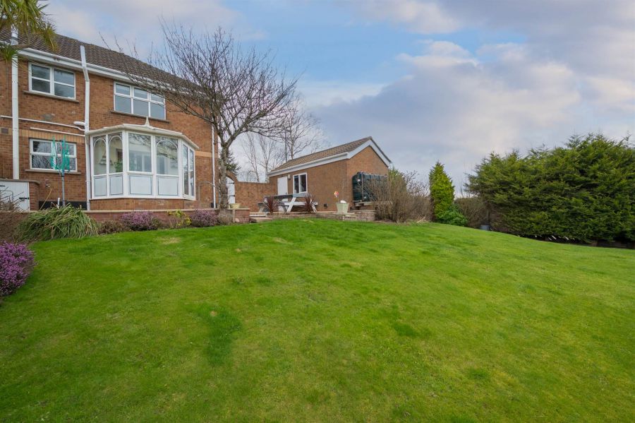 84 Dunlady Manor