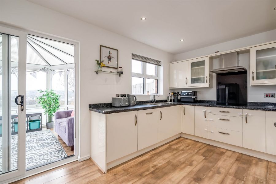 84 Dunlady Manor